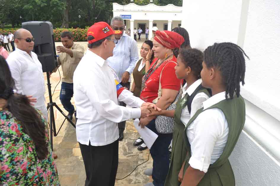 Iván Rincón Urdaneta saludó a los alumnos de la I. E. D. Juan Maiguel de Osuna a quienes escuchó en algunas dificultades que tiene la Institución y a quienes luego visitó en su plantel educativo.