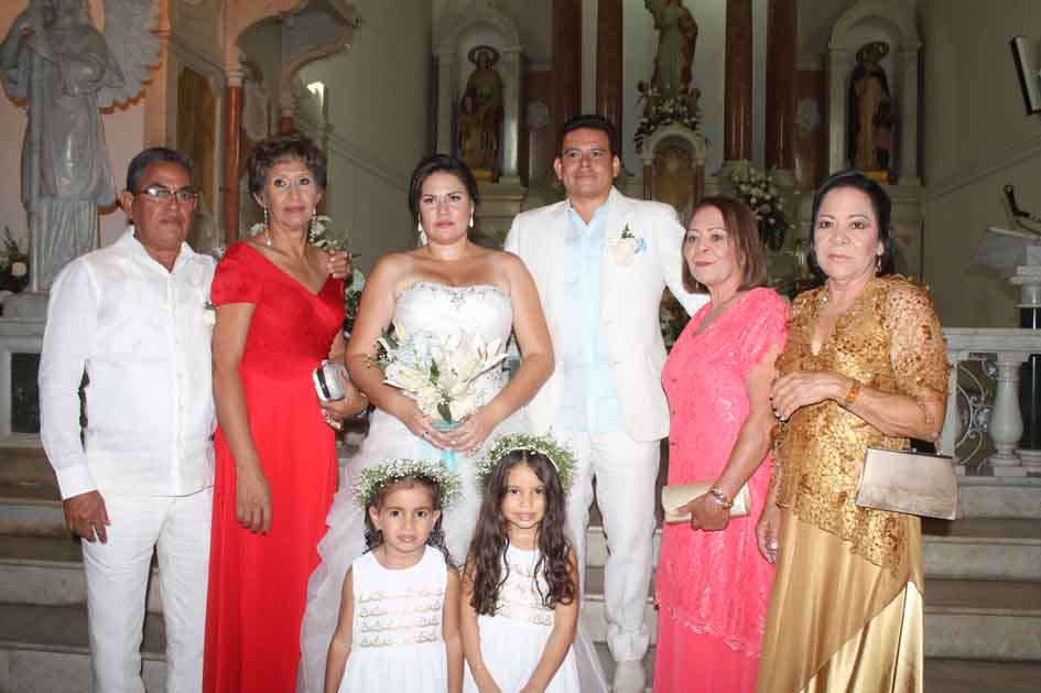 La pareja, en compañía de sus familiares Antonio Manuel Torres González, Libia Rosa Pérez de la Torre, Emilda Morales, Emilce Morales y las pajecitas Mariana Cotes Villa e Isabel Castilla Bustamante.