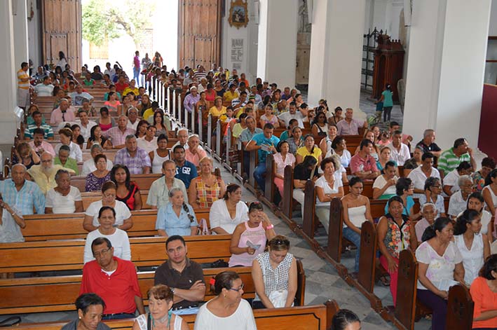 Martes Santo se caracteriza su liturgia por la exaltación de la Cruz y por ello en muchos lugares el protagonista de las procesiones de este día es el Crucifijo. Martes Santo se caracteriza su liturgia por la exaltación de la Cruz y por ello en muchos lugares el protagonista de las procesiones de este día es el Crucifijo.