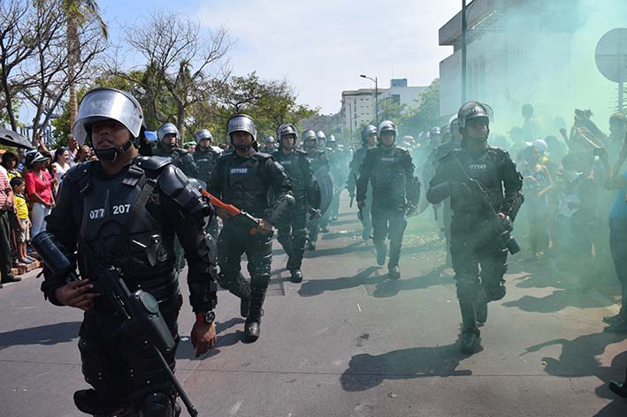 El Escuadrón Móvil Antidisturbios (Esmad) con su característico uniforme hizo presencia en las calles de Santa Marta. El Escuadrón Móvil Antidisturbios (Esmad) con su característico uniforme hizo presencia en las calles de Santa Marta.