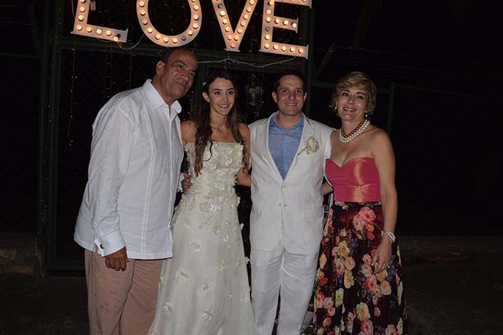 Alfonso Escobar Medina, Luz Gabriela de Escobar, Erika y Camilo. Alfonso Escobar Medina, Luz Gabriela de Escobar, Erika y Camilo.