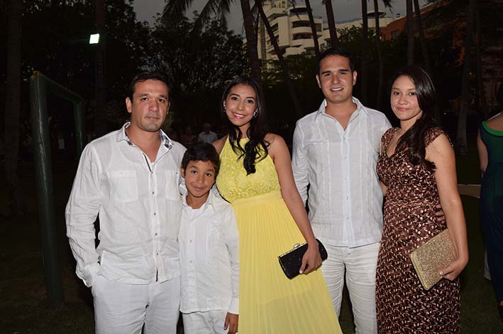 Guillermo Acosta, Katherine Arias, Julia Acosta, Eduardo Luis Acosta y Andrea Iris. Guillermo Acosta, Katherine Arias, Julia Acosta, Eduardo Luis Acosta y Andrea Iris.