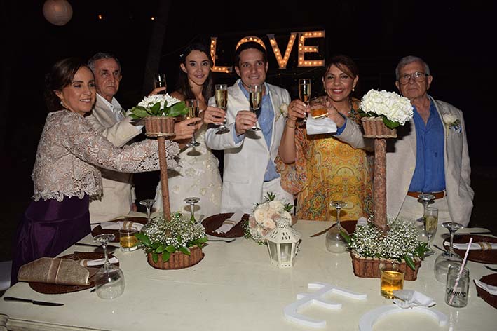 Camilo y Erika con sus padres, Elías George González, Luz Karime Gómez de George, Humberto Acosta y Nancy Suescún. Camilo y Erika con sus padres, Elías George González, Luz Karime Gómez de George, Humberto Acosta y Nancy Suescún.
