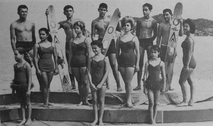 Ballet de Skí Acuático, año 1962. Aparecen en la fotografía Francisco Ospina Navia (Director), Armando Noguera R.,Carlos José Guerrero, José Miguel Abello, Jairo Guerrero, Muñeca Ospina, Sarita Barragán, Martha Luz Tribin Z., Mercedes Sánchez S., Olga Noguera D., Martha Abello S. y Hellen Tribin Z.