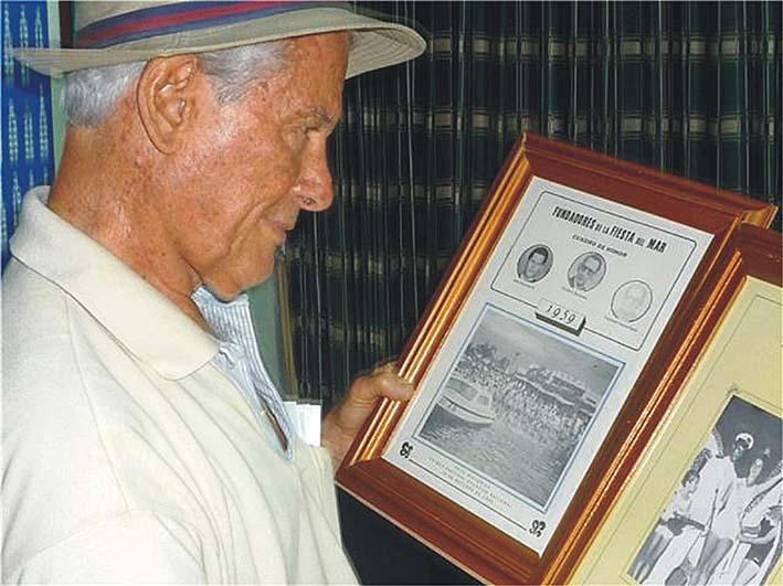 Don Pepe Alzamora contempla la imagen del cuadro de honor donde aparece junto a los otros dos fundadores.