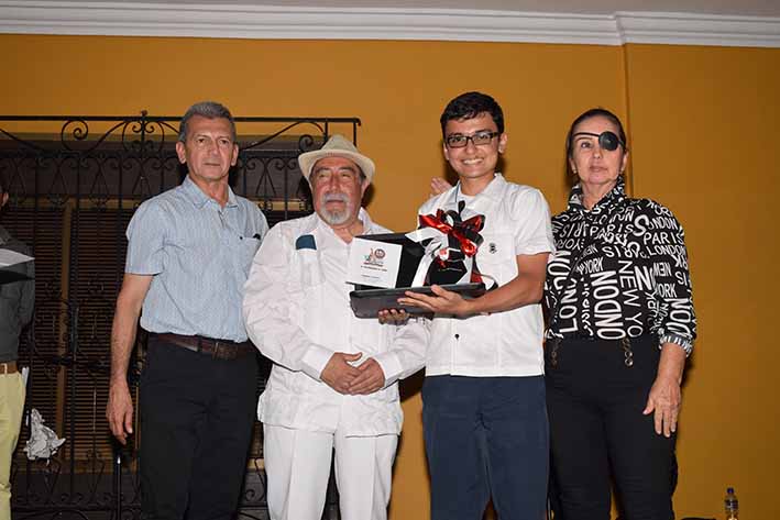 Daniel Melo Parra del Gimnasio del Norte de Valledupar, ganador del primer puesto recibió un computador donado por Electricaribe acompañado de los jurados Hernán Vargascarreño, Julio César Benavides y María Teresa Escobar D'Andreis.