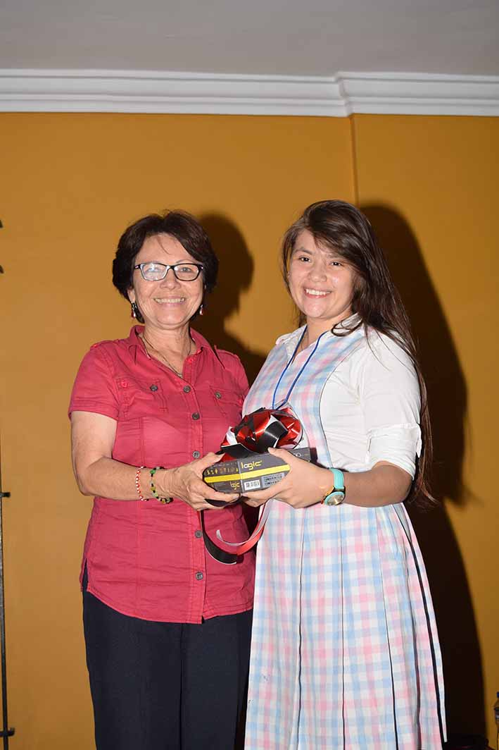 Ana Cristina Giraldo del Colegio Santiago de Cali recibió una Tablet donada por la Cámara de Comercio de Santa Marta, acompañada de Nora Carbonell.