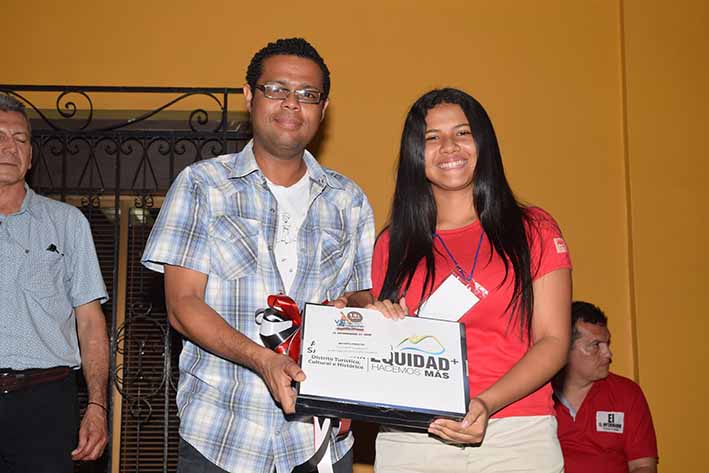 María Alexandra Peña Ospino, del BurecheSchool recibió una Tablet donado por la Secretaría de Educación Distrital, acompañada de Irvin Ríos.