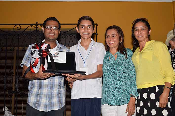 Jorge Enrique Cuello, del Simón Bolívar de Ariguaní obtuvo el mejor puntaje por el Magdalena, ganó un computador donado por la Gobernación del Magdalena, acompañado por Irvin Ríos y sus profesoras.