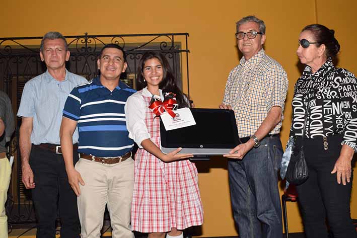 Adanyelis Díaz del Colegio Cristiano La Esperanza obtuvo el mejor puntaje por Santa Marta, se ganó un computador donado por la Alcaldía Distrital, acompañada Alfonso Delgado Campo.