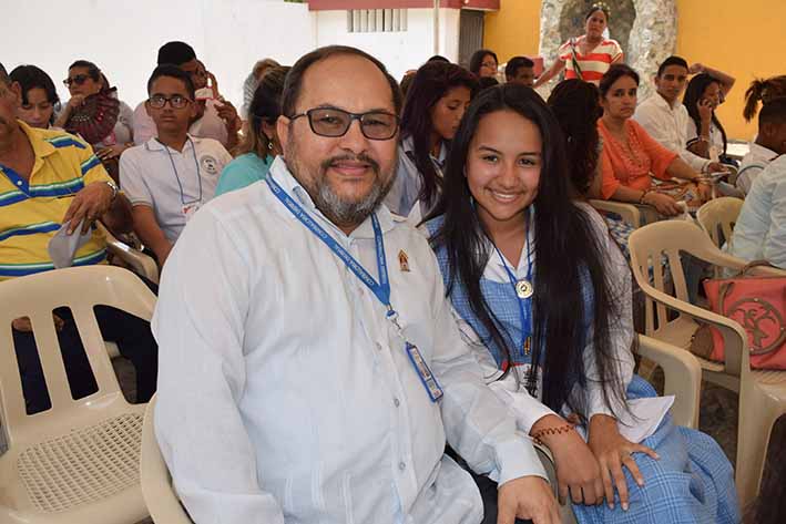 El contralor Distrital, Horacio Escobar, acompañando a su hija Maria Carolina Escobar, representante de La Presentación.