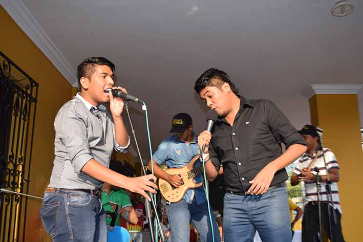 La presentación de Los K-Morales puso a bailar y a cantar al público asistente.
