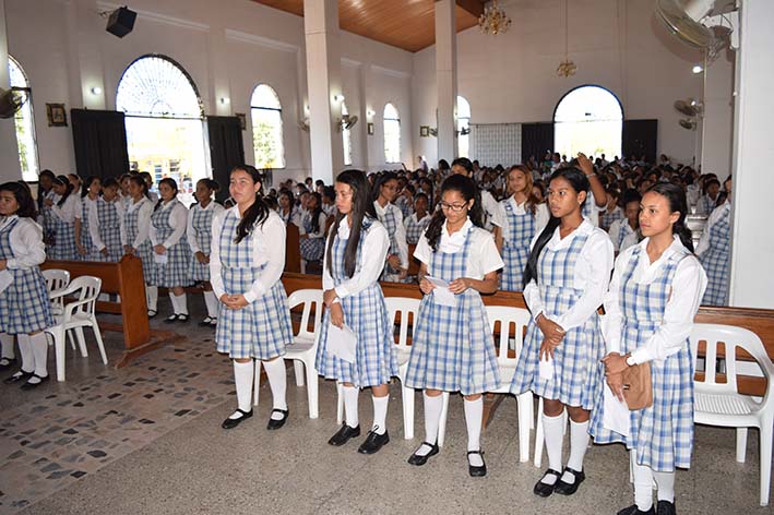 Las estudiantes del plantel educativo participaron de manera activa de este acto religioso dirigido por los docentes.