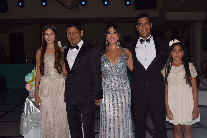 La quinceañera, Andrea Carolina Estrada Medina junto a sus padres Hernando Estrada y Mónica Medina, sus hermanos Hernando Estrada Jr. y Paula Andrea Estrada Medina.