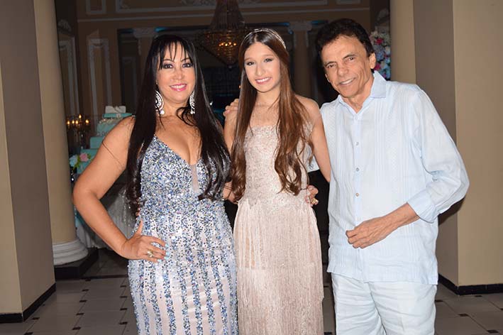 Andrea Carolina Estrada Medina, Mónica Medina de Estrada y Gustavo Gutiérrez Cabello.