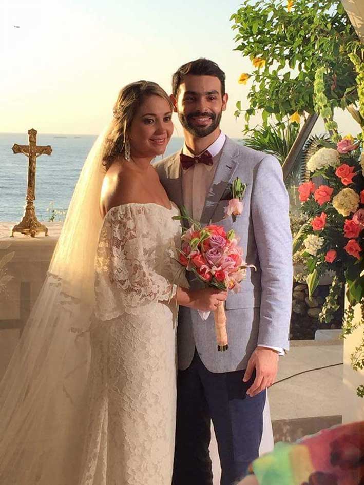 Los nuevos esposos Enrique Ma-kacio Morillo y Mónica Travecedo Fajardo.
