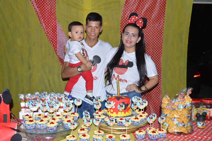 El cumplimentado en compañía de sus padres Juan Camilo Arias y Lorena Obando.