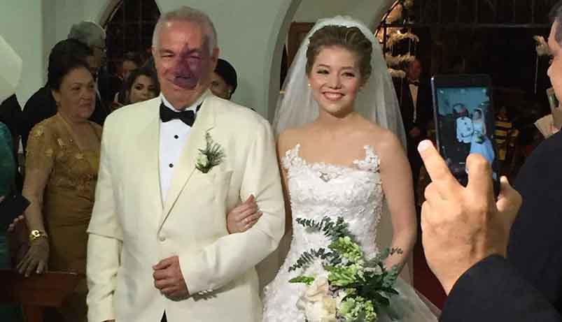 Momentos en que Olga María Lacouture se dirigía al altar de la mano de su padre, José Manuel Lacouture. 