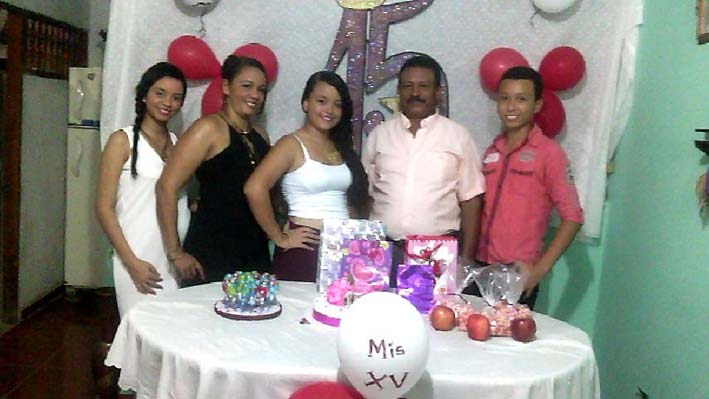  La cumplimentada con sus padres Martiniano Lara Gutiérrez y Policarpa Garizao López, y sus hermanos Lidibeth y Keineth Lara Garizao.