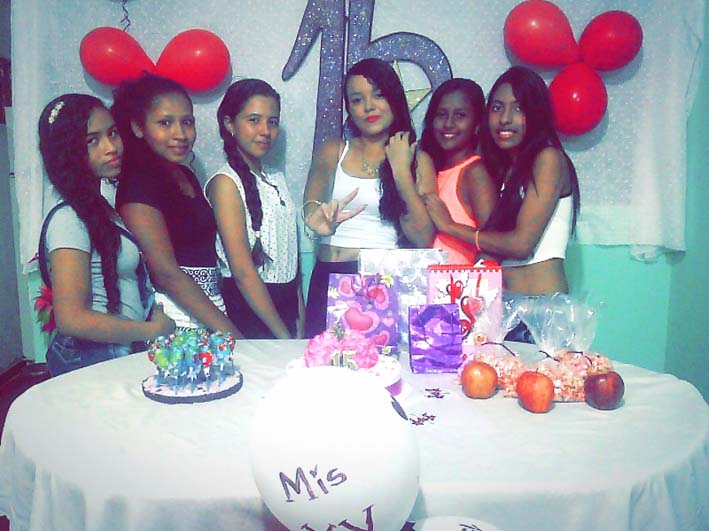 La quinceañera con sus compañeras Claudia Andrea Oliveros, Aljadis Díaz, Yessica Julieth Chica; su prima Rosa María Vega, y su mejor amiga, Vila Arquez.