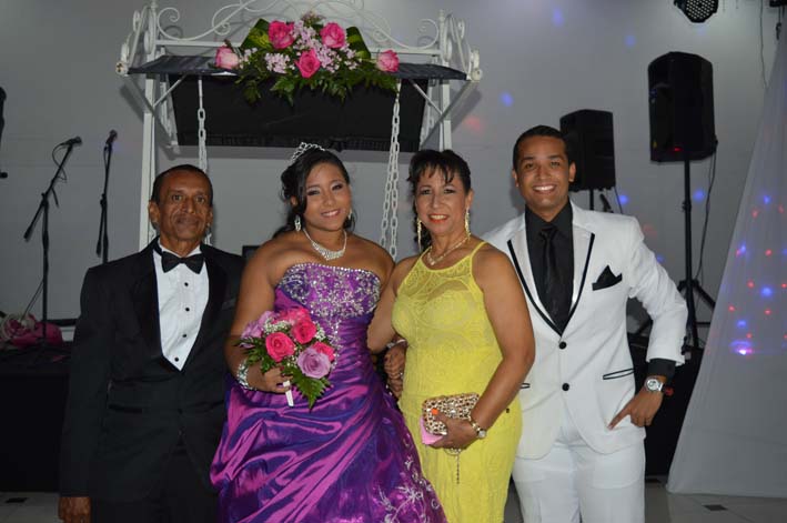 Zurelly Tatiana Escobar Ríos, acompañada de sus padres Ricardo Escobar, Cira Ríos Pertuz y su hermano, Ricardo Escobar Ríos. 