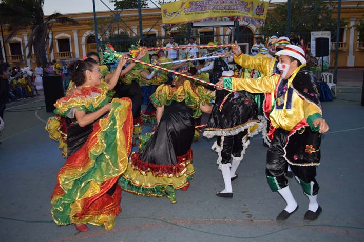 Los grupos folclóricos representaron la riqueza musical y los bailes autóctonos de nuestra región.