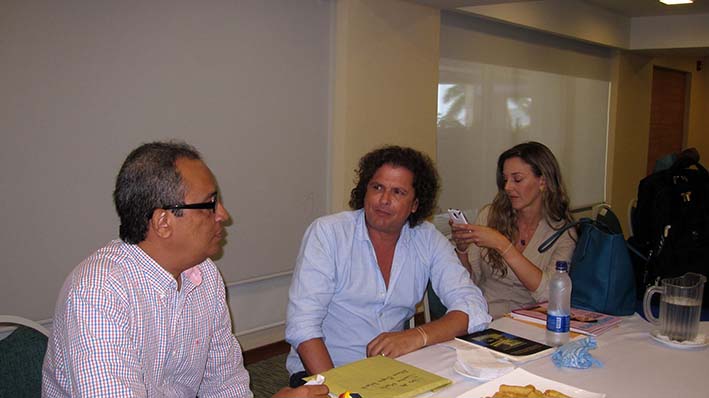 El arquitecto ha tenido la oportunidad de socializar sus ideas y publicaciones con diferentes personas y autoridades de la ciudad, entre ellas, el cantante Carlos Vives en el  marco de su iniciativa de ‘Tras la Perla de la América’. 