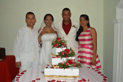 José Maestre Fuentes y Mayra Banquez Hernández al lado de los padrinos de boda, Rafael Rojas Hernández y Jessica Díaz Polo.