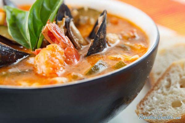 La cazuela de mariscos es un plato ideal para compartir en familia en ocasiones especiales. Siéntete como todo un chef preparando este plato de la cocina tradicional.