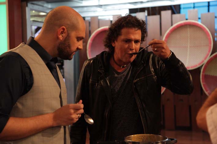 Carlos Vives estará probando los diferentes platos preparados por los participantes.