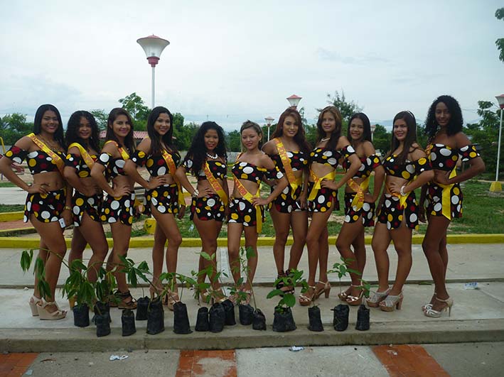 Durante su participación las candidatas juveniles e infantil sembraron árboles frutales en el Parque La Luz de Fundación, Magdalena.