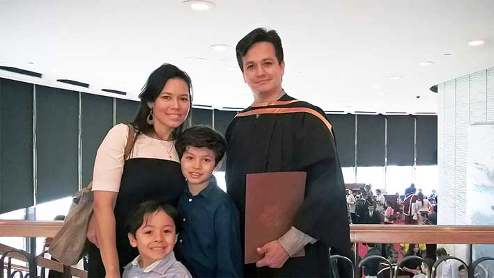 El ingeniero Holman Cárdenas acompañado de su familia. En la fotografía, su esposa Evelis Esther Restrepo y sus hijos Daniel y Sebastián Cárdenas.