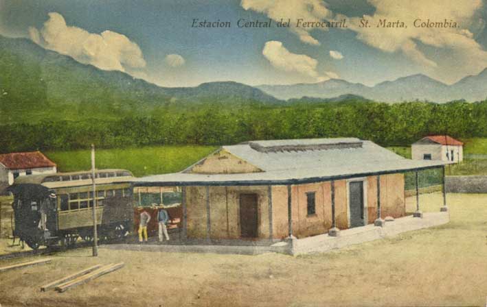 Primera estación ferroviaria de Santa Marta, construida por la The Santa Marta Rail Company, Limited, empresa operadora del ferrocarril; diseño ferroviario auténtico de la conquista del oeste americano. Al fondo la Coquera Infante.