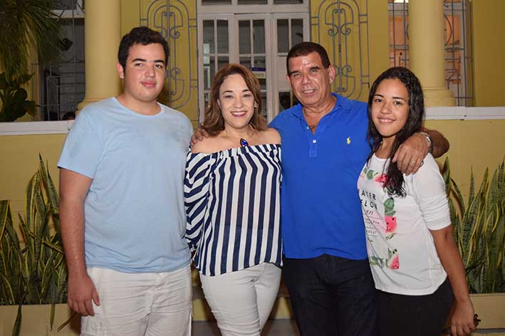 La cumplimentada con Edgardo Silva Parodi, Mariana Marcicci, y Daniel Marcicci.