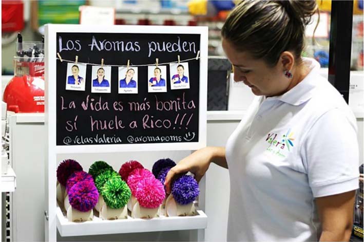 Aromapoms son difusores de aroma 100% artesanales. Explosión de aromas como uva, limón, cherry, frambuesa y frutos rojos, este producto ya se encuentra disponible en tiendas como Ace Zúñiga Vives donde aparte de Aromapoms también podrás encontrar el Soyaroma.
