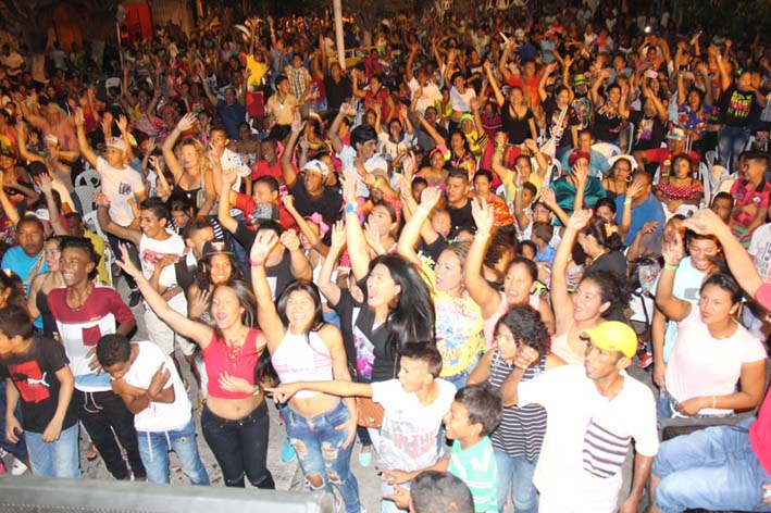 Los samarios y pescaiteros asistieron de forma masiva a este acto que da apertura al disfrute del Carnaval en la zona norte de Santa Marta.