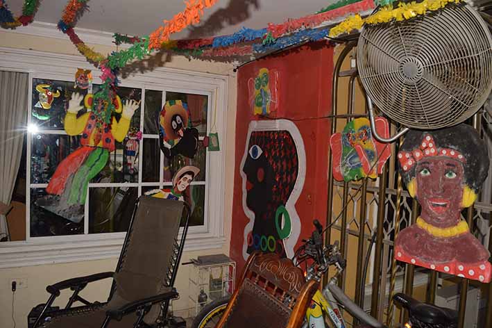 Negritas Puloy, Marimondas, Congos hacen parte de la decoración de las casas que se han contagiado de la gozadera carnavalera.