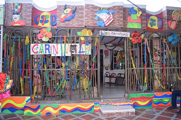 Esta casa ubicada en la Ciudadela 29 de Julio, es considerada por quienes pasan por su frente como la “sede oficial del carnaval” en la ciudad.