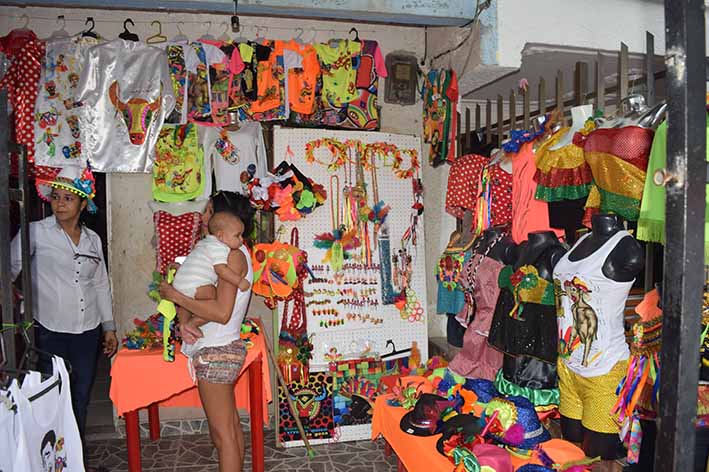 Las casas también se vuelven negocios durante esta festividad, los samarios aprovechan para hacer su agosto, vendiendo prendas y accesorios carnavaleros.