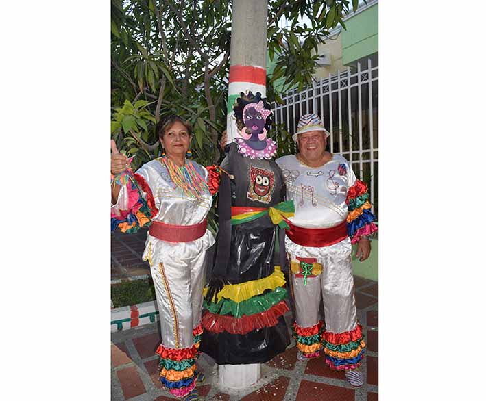 Esta pareja de esposos se goza de principio a fin las festividades de carnaval.