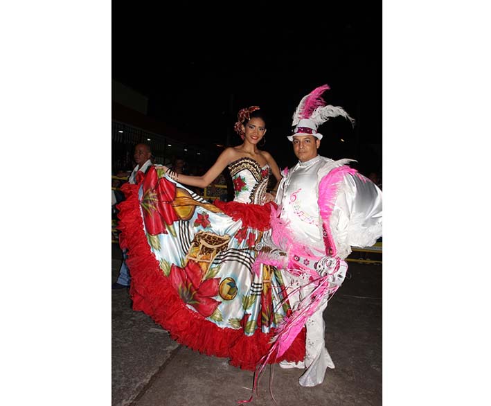Alison Ponce, reina central y Juan Carlos Cotes, rey Momo  de Funcarpés.