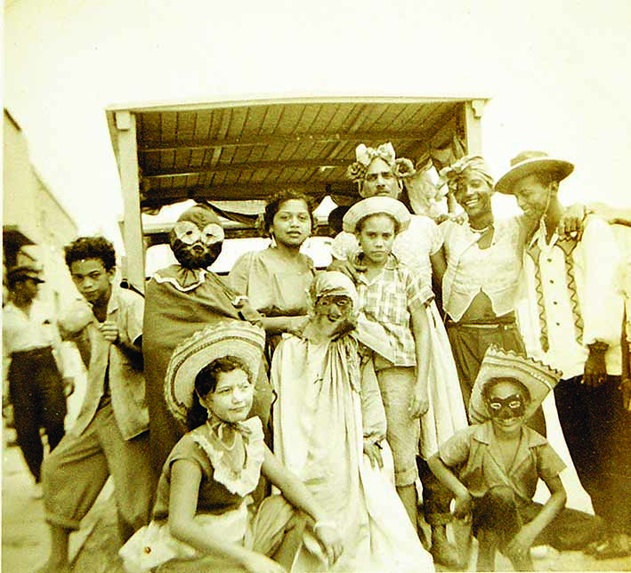 La Reina del Carnaval 1959 acompañada de la comparsa de los capuchones.