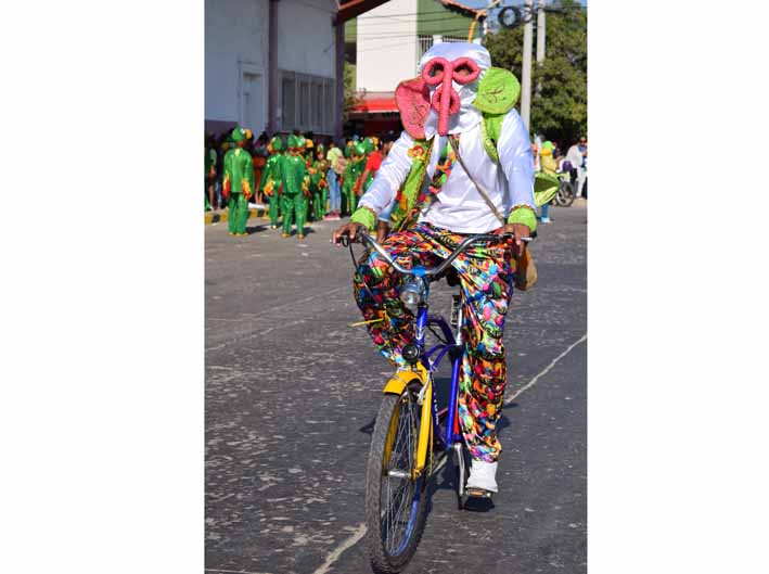 La marimonda demostró su compromiso con la lucha contra el calentamiento global, utilizando la bicicleta en lugar de carro.