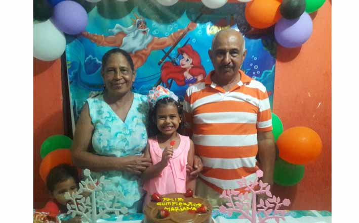 Sus abuelos Carmen Cantillo y Juan Montero, acompañaron a Mariana en su celebración.
