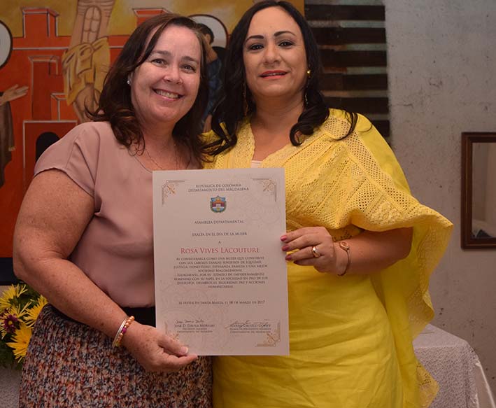 Rosa Paulina Vives Lacouture, gerente del periódico EL INFORMADOR, recibiendo el reconocimiento otorgado por la Asamblea Departamental. Entrega la periodista Claudia Patricia Aarón.