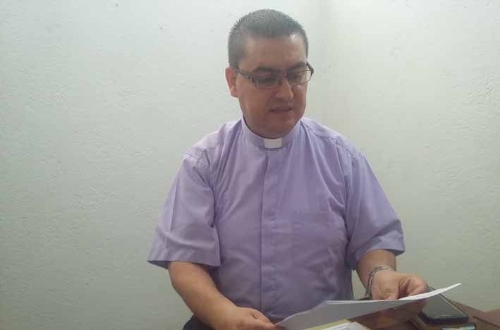 Presbítero José Robinson Silva, párroco de la parroquia San José.