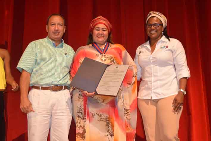 Graciela Orozco Méndez, fue condecorada por parte de la Gobernación del Magdalena hizo entrega Matilde Maestre y Antony Linero.