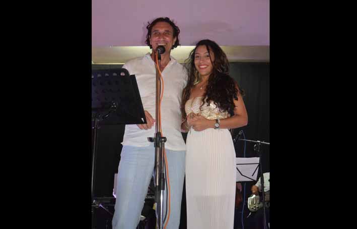 El maestro Massimiliano Agelao y la cantante samaria Gabriela Gómez.