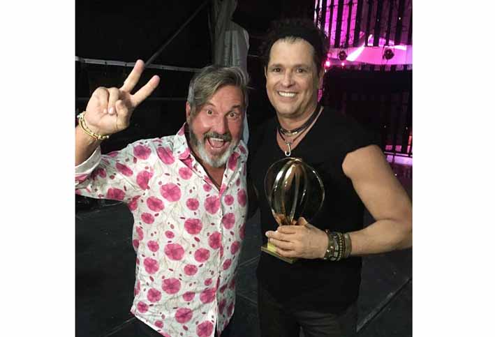 Ricardo Montaner fue el encargado de entregar este importante galardón al samario. 