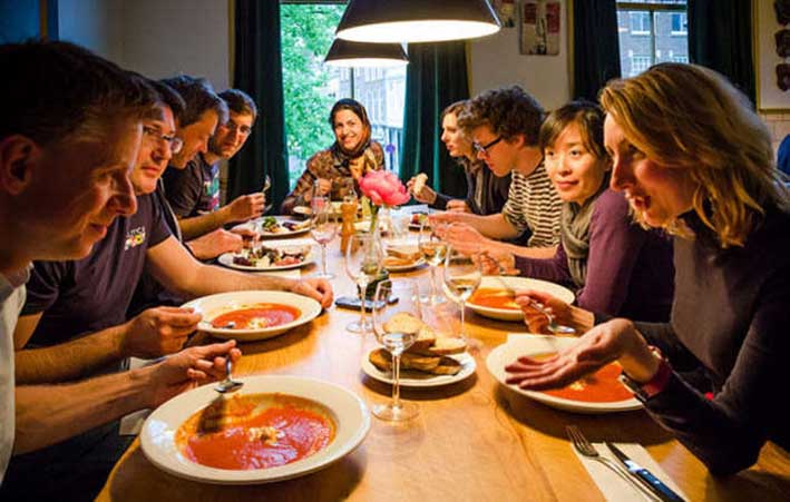 La mesa es un lugar de reunión, donde hay que mantener una cierta compostura y una buena educación para ser bien considerado.